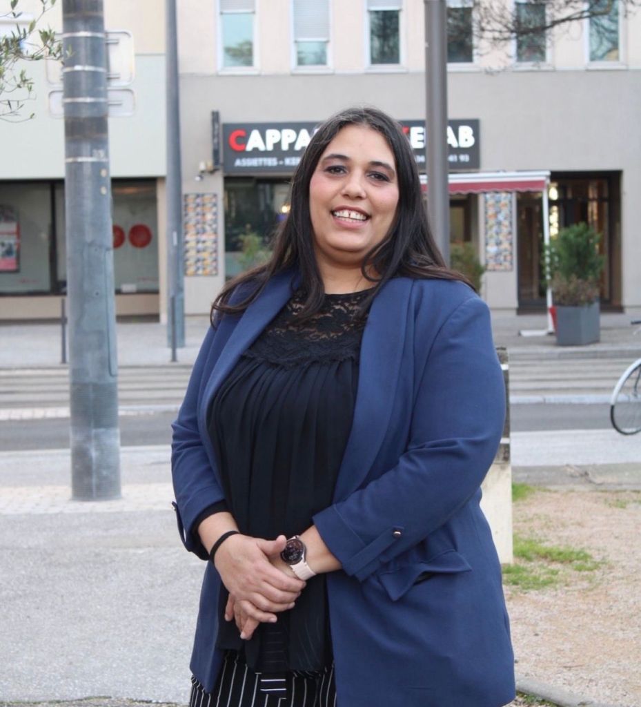 J’habite à Saint-Priest depuis l’âge de 3 ans, j'ai vécu dans le quartier Diderot. J'ai effectué toute ma scolarité dans les écoles publiques. Mon premier emploi saisonnier a été pour la ville (piscine du clairon, ressources humaines, ...). Aujourd’hui, je complète mon travail d’assistante d’éducation avec des livraisons de repas. Ancienne présidente de la FCPE du collège Simone Veil et syndiquée à la CGT, je suis engagée pour la défense des familles et de l’égalité des droits. Ayant grandi dans une famille aux revenus modestes, je sais combien l’accès aux loisirs, aux sorties et aux vacances peut être déterminant pour le parcours d’un enfant, et combien la municipalité joue un rôle important dans les enjeux liés à la jeunesse. Je suis sur cette liste pour défendre une ville où chaque famille, quels que soient ses revenus, peut accéder à des activités, des sorties et des temps de vacances. Je souhaite également soutenir les familles monoparentales, souvent confrontées à des difficultés spécifiques, afin qu’elles disposent des mêmes opportunités que toutes les familles. Je veux favoriser le vivre-ensemble, pour que les quartiers et les classes sociales se rencontrent et partagent des moments communs. Je veux enfin agir pour que chacun puisse bénéficier d’un logement digne, car la dignité et le bien-être dans son logement sont essentiels pour construire sa vie et s’épanouir.